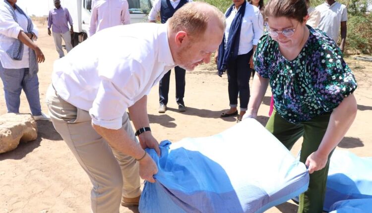 السفير قودفري وموظفو السفارة يوزعون كيس الصائم على جيرانهم