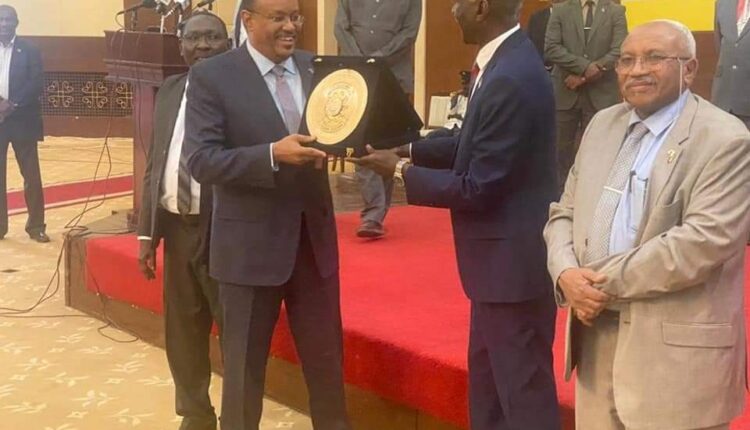 وزارة الدفاع :تحتفل باجتياز سلطة الطيران المدني للتدقيق العالمي لأمن الطيران