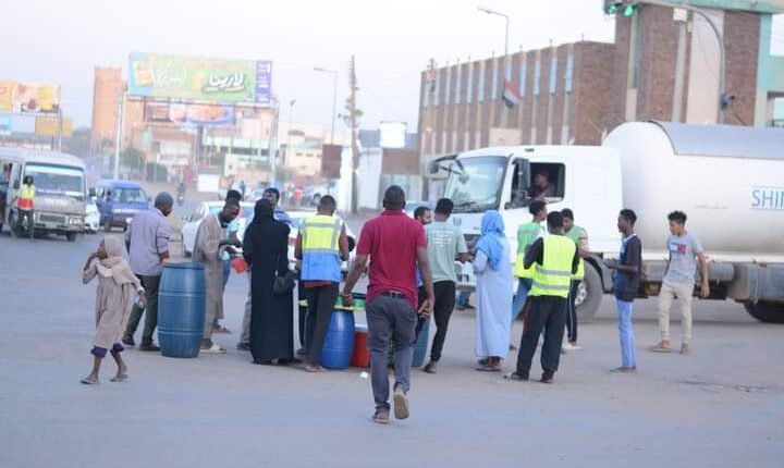 مبادرة عابر سبيل تواصل برامجها بإطعام الصائمين في الطرقات والمستشفيات