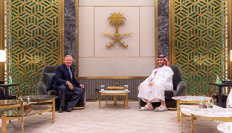 سمو ولي العهد يجتمع مع السيناتور ليندسي جراهام عضو مجلس الشيوخ الأمريكي عن ولاية كارولينا الجنوبية