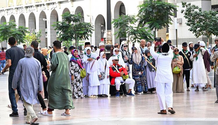 الزائرون يودعون المدينة المنورة بشراء الهدايا والصور التذكارية