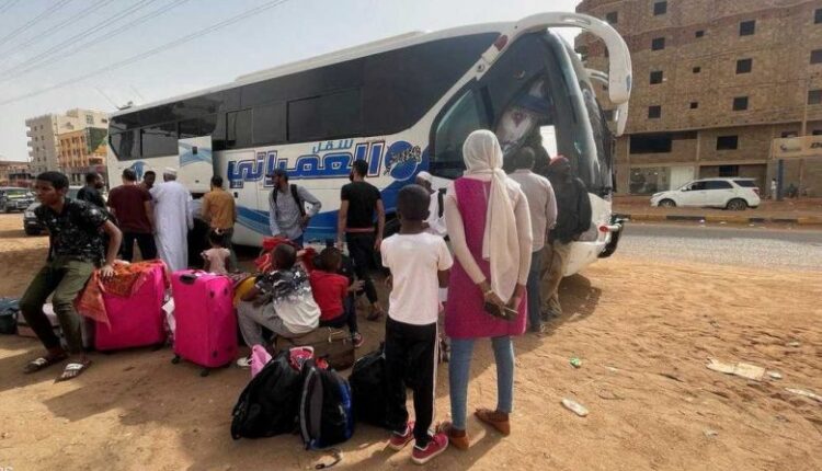 إجلاء أكثر من 900 مواطن مصري من السودان