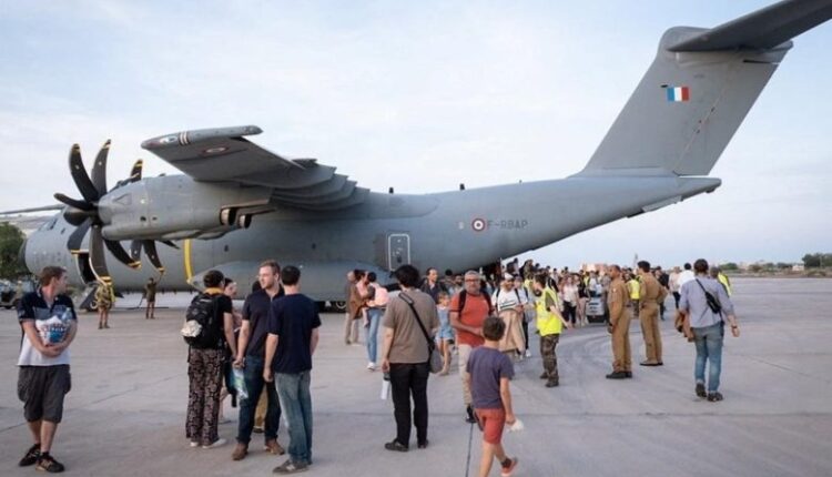 فرنسا تجلي 398 شخصًا من السودان