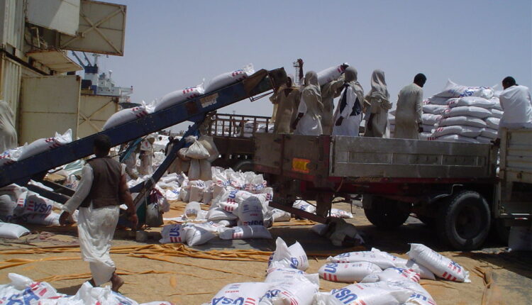 نهب 17 ألف طن من المساعدات الغذائية في السودان