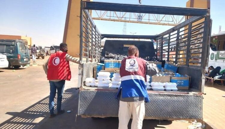 الفرق الميدانية لقطر الخيرية تواصل تقديم الوجبات للعالقين بمعبر أرقين