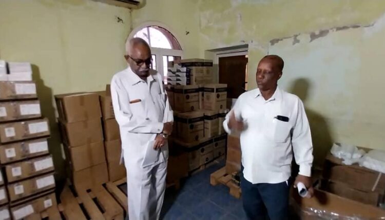والي النيل الأبيض يطمئن على موقف الإمداد الدوائي بالولاية