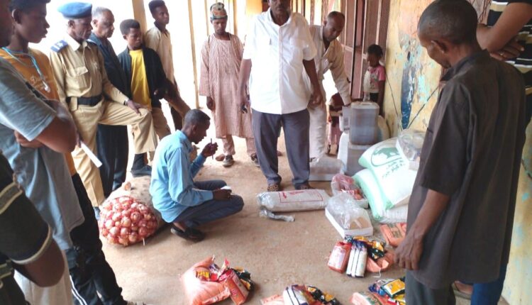 ديوان الزكاة بتندلتى يقدم مواد غذائية لعدد من الاسر الوافدة