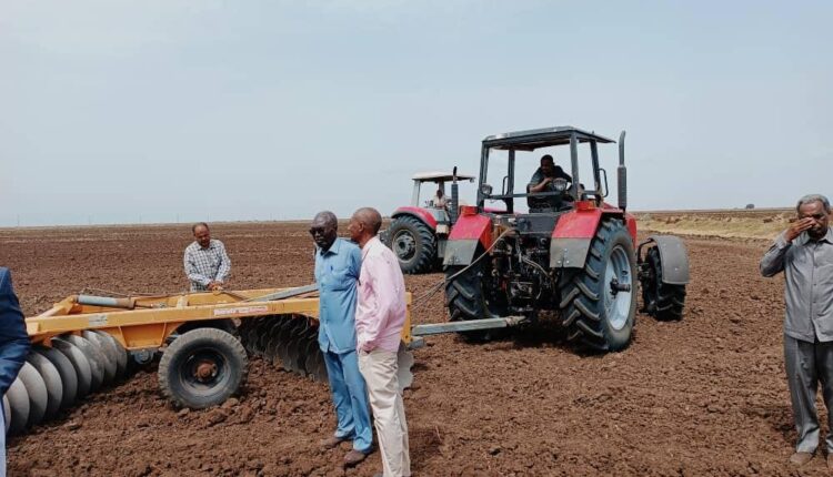 وزير الزراعة الإتحادي يقف على التحضير للزراعة الصيفية بمشروع الجزيرة