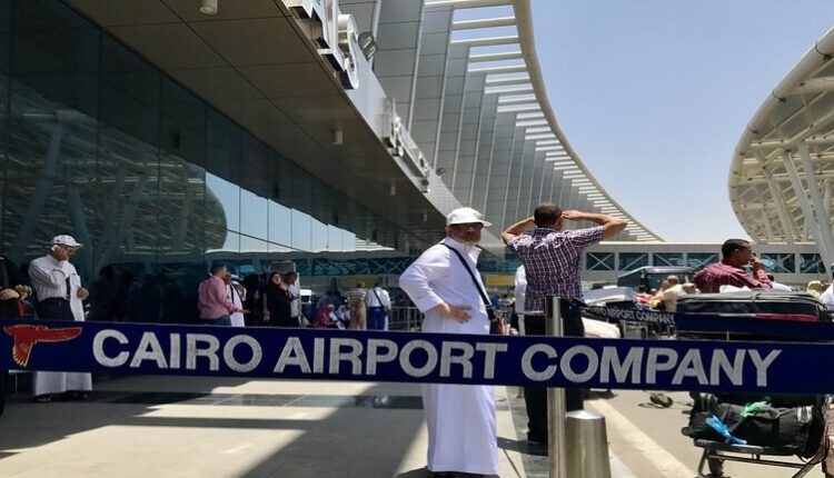 جمارك مطار القاهرة تضبط 3 مهربي مخدرات وعملات أثرية نادرة وعاج فيلة (صور)