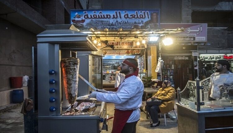 وزير سوري يزور القاهرة ويدعو لبحث مسألة "الحماية الاجتماعية" للعمالة السورية في مصر