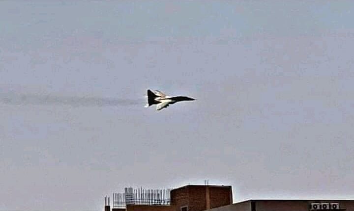 ضربات مكثفة وأعمال نهب في الخرطوم ومحادثات لهدنة جديدة