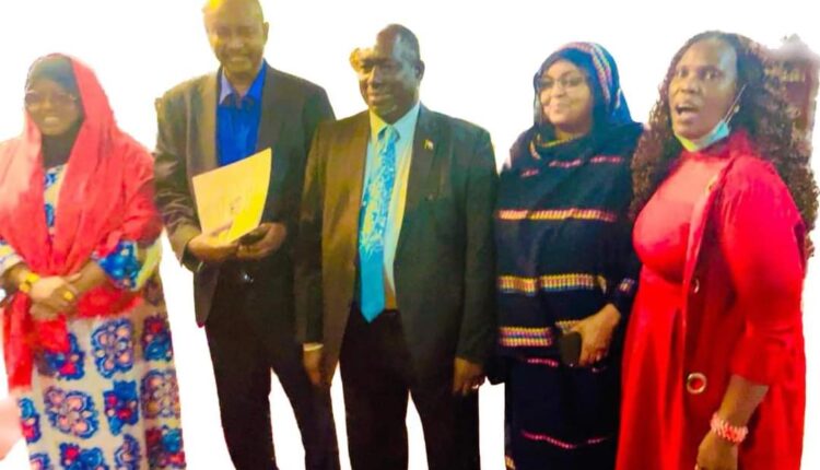 وفد من الصحفيين الافارقة يزور السفارة بنيروبي ويعلن التضامن مع السودان يحذر من خطر التمرد