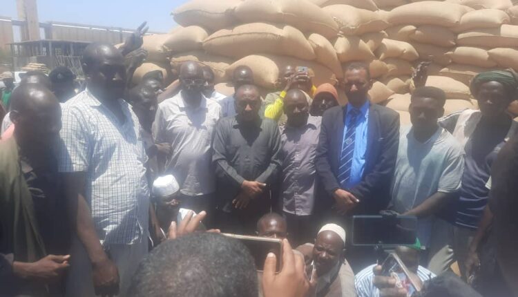 والى القضارف يتفقد مصرف المزارع التجاري واستعداده لتمويل المزارعين