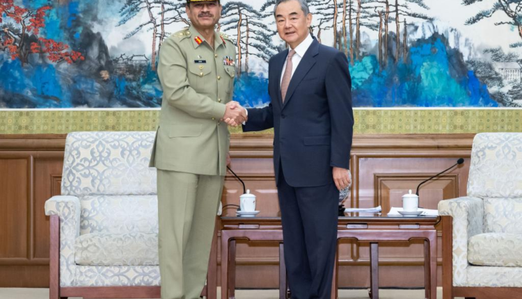 وزير الخارجية الصيني يلتقي قائد الجيش الباكستاني