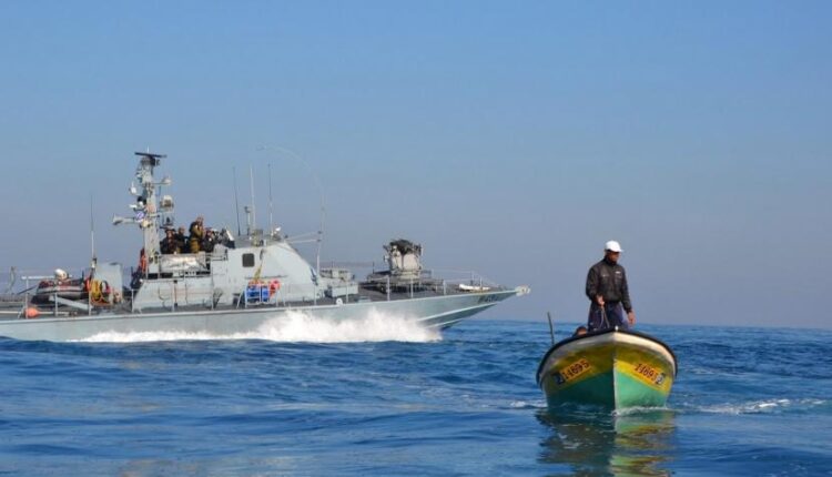 إصابة صيادين برصاص قوات الاحتلال شمال قطاع غزة أصيب صيادان فلسطينيان اليوم، برصاص قوات الاحتلال الإسرائيلي، قبالة شواطىء مدينة بيت لاهيا شمال قطاع غزة