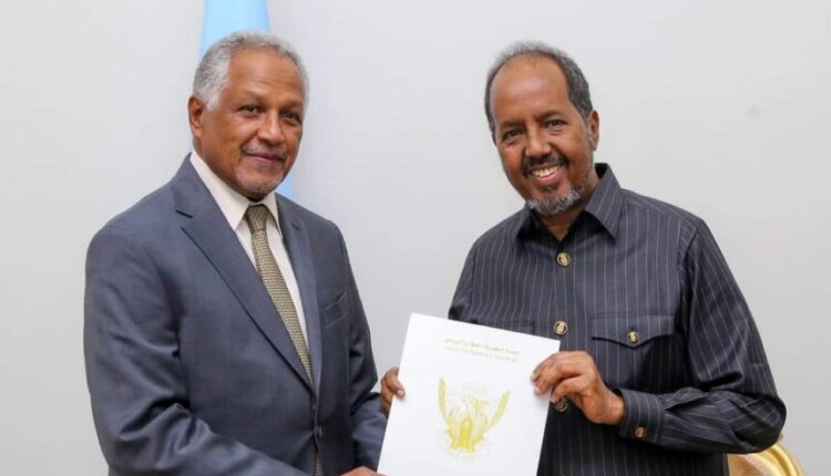 الرئيس الصومالي يلتقي مبعوث رئيس مجلس السيادة السوداني