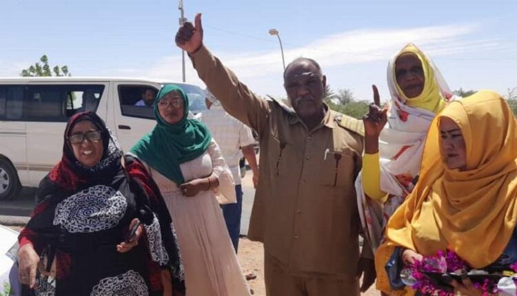 المرأة بمحلية بربر تساند القوات المسلحة بدعم الارتكازات الأمنية بالطرق