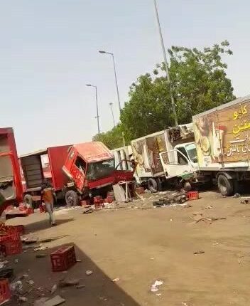 مشاهد من نهب وتدمير مستودعات غذائية وعربات نقل مشروبات غازية في الخرطوم