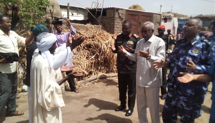 الوالي واللجنة الأمنية بالنيل الأبيض يعزون أسرة الشهيد عثمان مكاوي