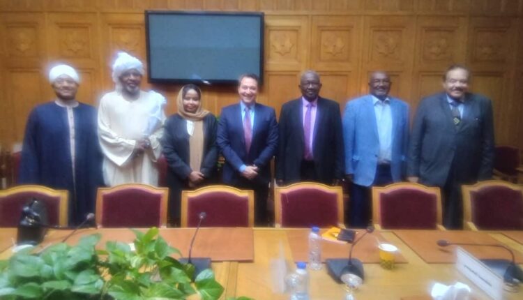 الجامعة العربية تستقبل وفد المبادرة الوطنية لحل الأزمة السودانية السفير زيد الصبان: القمة العربية في جدة أكدت على الحفاظ على الدولة السودانية ومؤسساتها الوطنية، واحترام سيادتها الاقليمية
