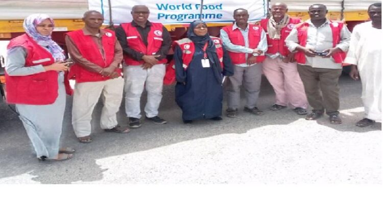 توزيع مواد غذائية للعالقين بحلفا بالتنسيق بين الهلال الاحمروالغذاء العالمي