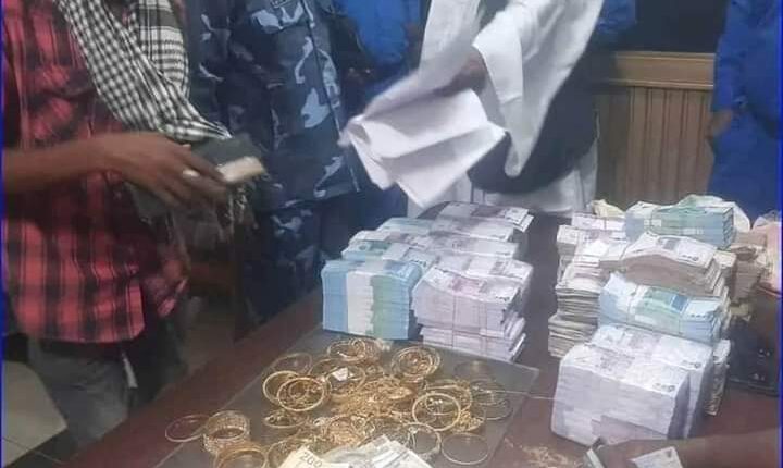اموال ومصوغات ذهبيه في قبضة شرطة ولاية الجزيرة