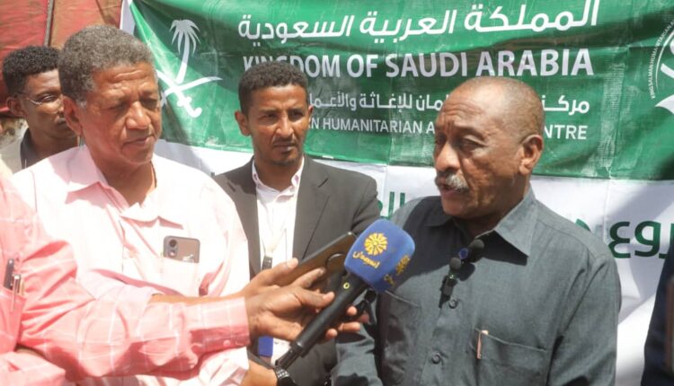 والى القضارف يتسلم4050 سله غذائيه من مركز الملك سلمان للاغاثة والاعمال الانسانية