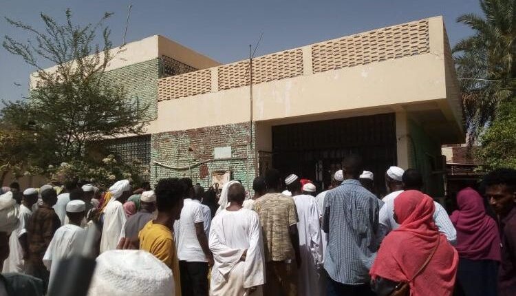 شندي.. مشادات أمام بنك الخرطوم بين مديرته ومواطنين