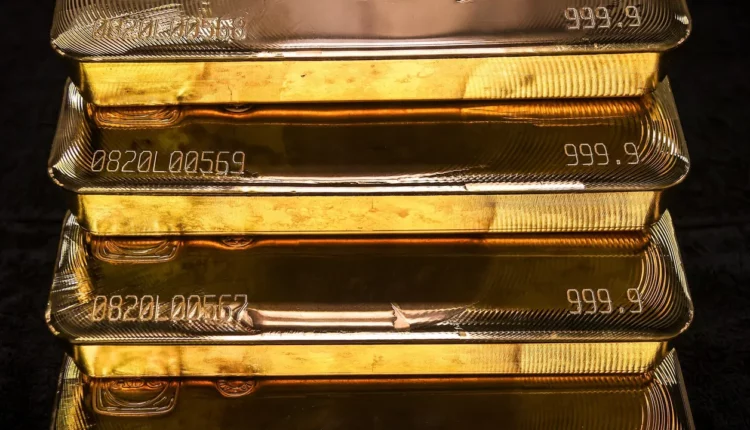 الذهب يفقد بريقه بعد ارتفاع الدولار وسط توقعات زيادة الفائدة