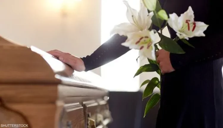 حادثة غريبة.. سيدة تايلندية تستيقظ في نعشها أثناء جنازتها