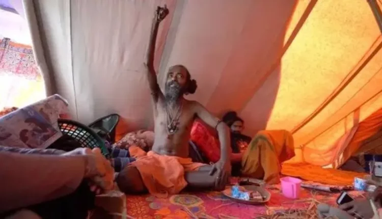 "رجل يحتفظ بذراعه مرفوعة لمدة 10 سنوات بسبب رغبته في نشر رسالة السلام"