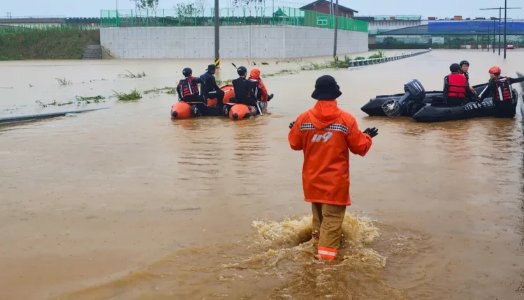 فيضانات كوريا الجنوبية تخلف 37 قتيلاً