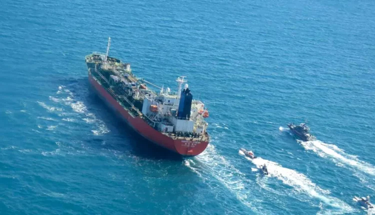 بعد أيام من إحباط محاولة السيطرة على ناقلتين.. إيران تعلن احتجازها ناقلة نفط تحمل مليون لتر من الوقود