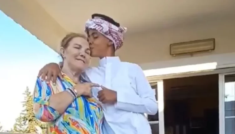 تثير صورة لكريستيانو جونيور مرتدياً الزي السعودي وقبل رأس جدته الجدل على وسائل التواصل الاجتماعي.