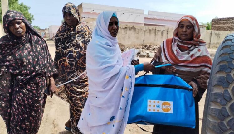 توزيع أدوات للحوامل بمراكز الإيواء