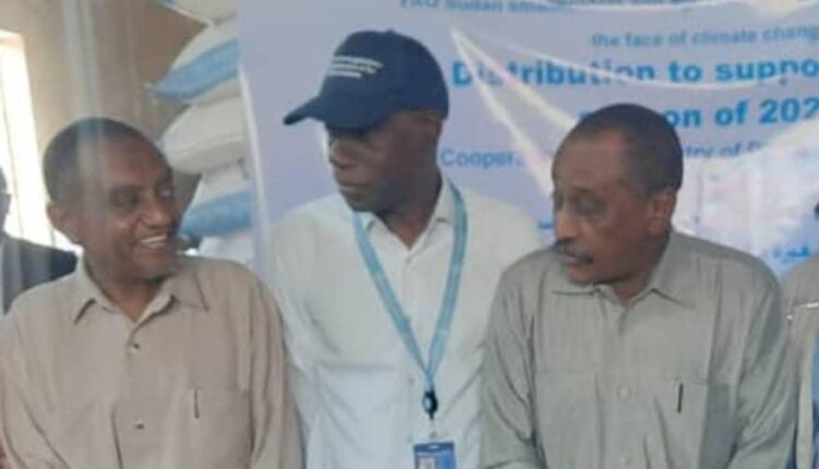 *رئيس اللجنة العليا لانجاح الموسم الزراعى بولايات القطاع المطرى  يدشن  توزيع تقاوى الذرة والسمسم على المزارعين.  مقدمه من منظمة الفاو