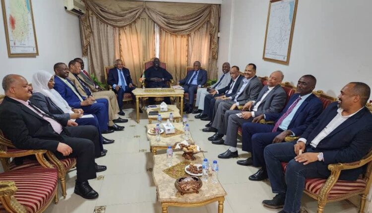 عقار يقف على سير الأداء بالسفارة السودانية بالقاهرة