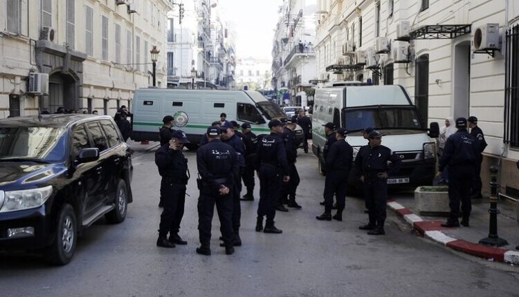 الجزائر.. رفض إعادة المحاكمة لثلاثة رؤساء حكومة سابقين متهمين في قضايا فساد كبيرة