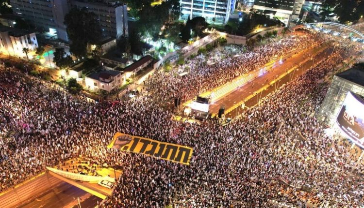 للأسبوع الـ26 تواليا.. مئات الآلاف يتظاهرون في تل أبيب ضد خطة نتنياهو لإصلاح القضاء