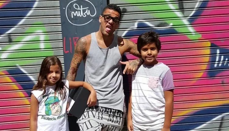 داني ألفيش يلجأ إلى "مدرسة" طفليه للهروب من السجن