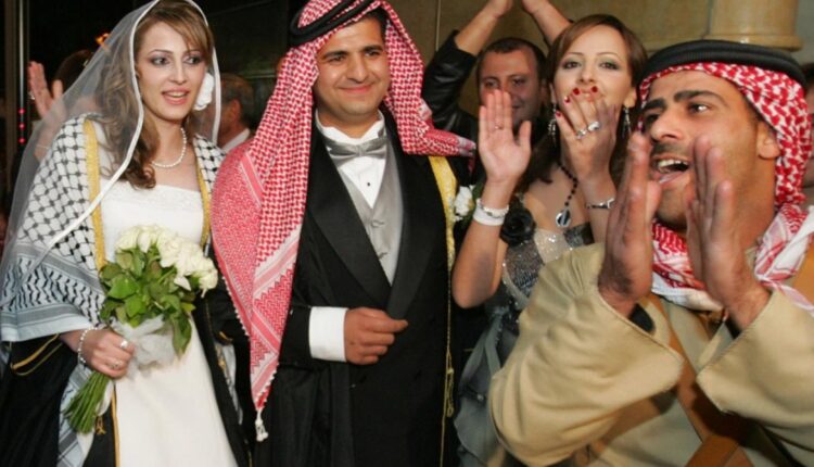 الضغوط الاقتصادية تدفع الشباب الأردني نحو العزوف عن الزواج