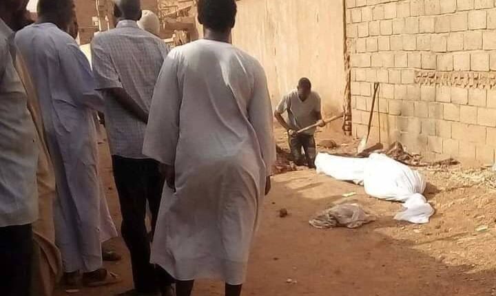 شاهد بالصورة .. دفن مواطن سوداني بالقرب من حائط منزل بشارع حي المسالمة