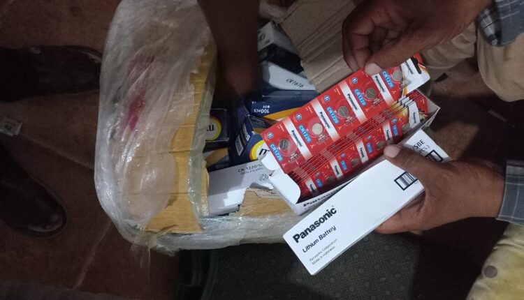 عاجل :الجمارك تحبط تهريب مفاتيح وكمبيوترات وشفرات لتشغيل السيارات المنهوبة