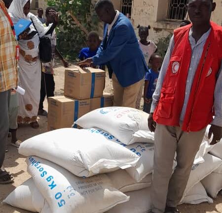 مواصلا جهوده الإنسانية والإغاثية: الهلال الأحمر يدعم الوافدين بالدويم بمواد غذائية