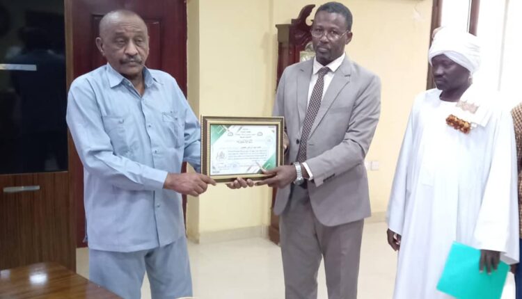 الاستشارية الفنية للاطفال تكرم والي القضارف