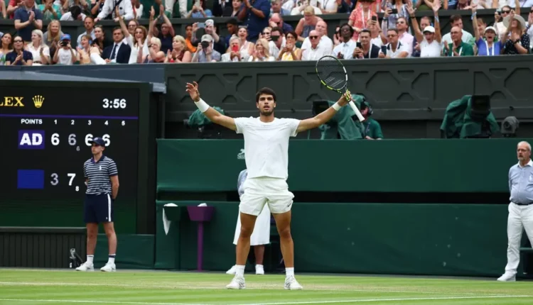 ألكاراز يعاني ويلحق بميدفيديف وسابالينكا إلى ثمن النهائي