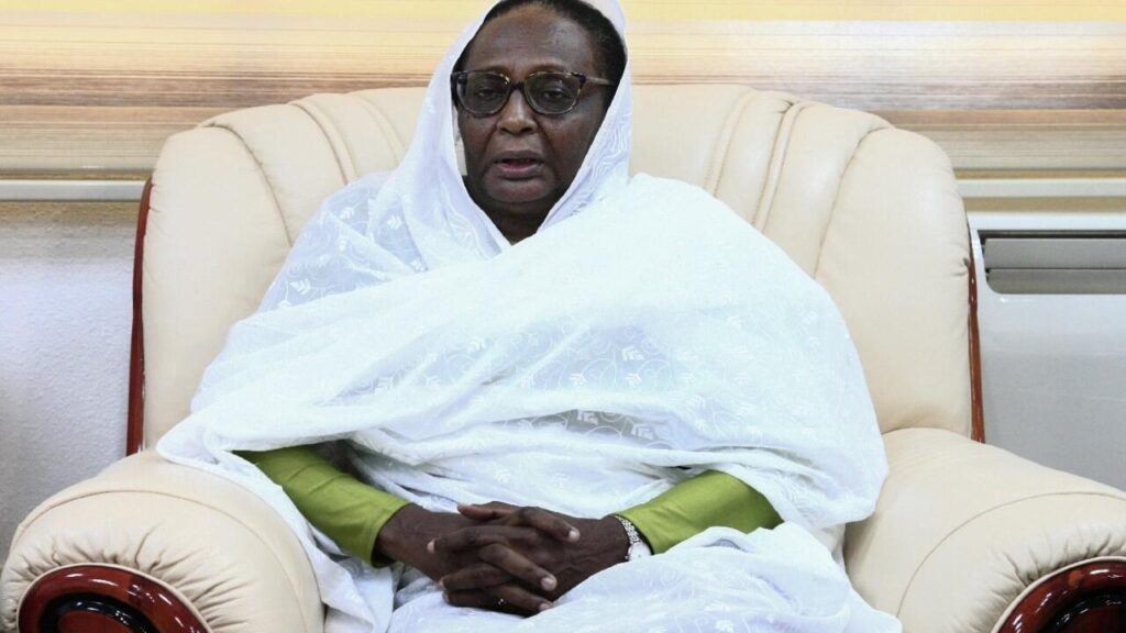 أسماء محمد عبد الله (1946-) سياسية سودانية، وهي أول سيدة سودانية تتولى حقيبة وزارة الخارجية ضمن مجلس الوزراء الانتقالي، وأول امرأة تتولى وزارة ذات عمق سيادي في السودان.