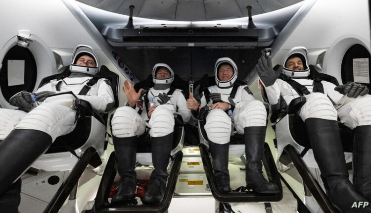 الإماراتي سلطان النيادي يعود إلى الأرض 