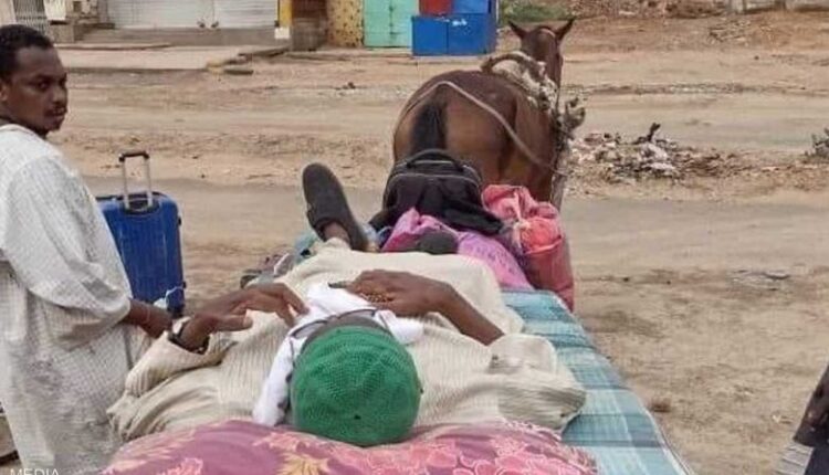 بعربة يجرها حصان.. عملاق الأدب السوداني يغادر منزله المحاصر