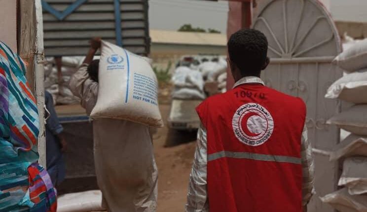 توزيع مساعدات للقادمين من الخرطوم بالولاية الشمالية